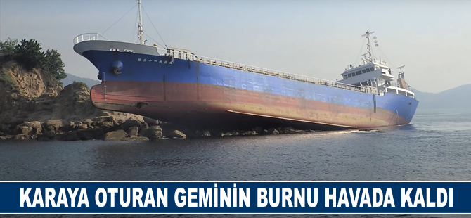 Kayalıklara oturan kargo gemisinin burnu havada kaldı