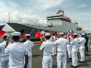 Çin Donanmasına ait "Qi Jiguang" gemisi Manila'da