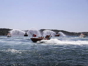 Kıyı Emniyeti Genel Müdürlüğü, İstanbul Boğazı'nda saygı seyri düzenledi