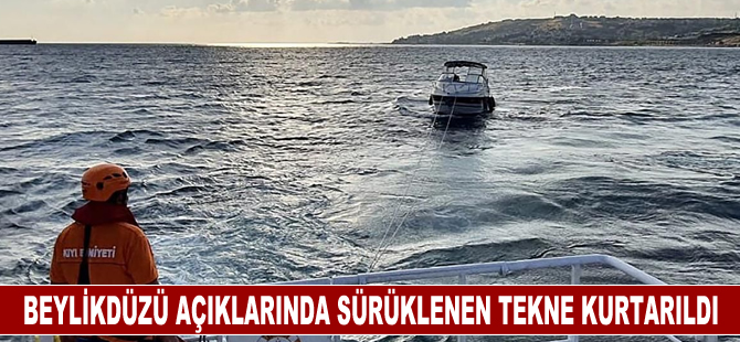 Beylikdüzü açıklarında sürüklenen tekne kurtarıldı