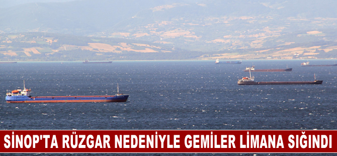 Sinop'ta kuvvetli rüzgar nedeniyle gemiler limana sığındı