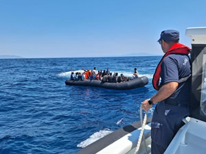 İzmir açıklarında geri itilen 58 düzensiz göçmen kurtarıldı, 35 göçmen yakalandı