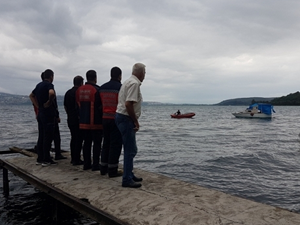 Sapanca Gölü'nde rüzgarda sürüklenen teknedeki 3 kişi kurtarıldı