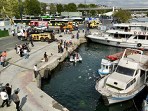 Eminönü'nde İETT otobüsü denize düştü