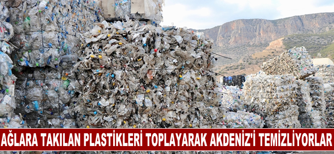 Ağlara takılan plastikleri toplayarak Akdeniz'i temizliyorlar