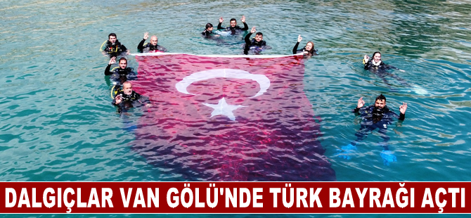 Dalgıçlar Van Gölü'nde Türk bayrağı açtı