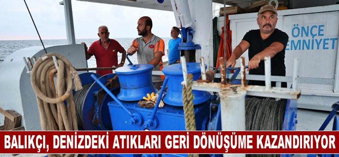 Karadenizli balıkçı, ağlara takılan atıkları geri dönüşüme kazandırıyor