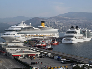 İzmir Limanı'na yanaşan iki kruvaziyerle turist hareketliliği yaşandı