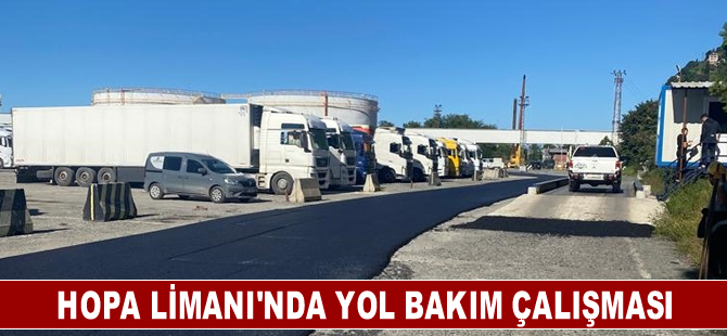 Hopa Limanı'nda yol bakım çalışması yapılıyor