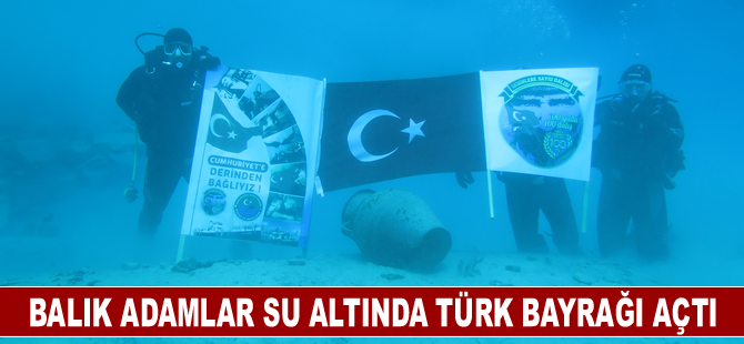 Balık adamlar Cumhuriyet'in 100. yılı dolayısıyla su altında Türk bayrağı açtı