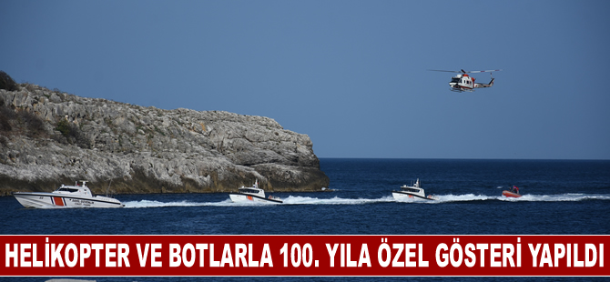 Sahil güvenlik helikopteri ve botlarla Cumhuriyet'in 100. yılına özel gösteri yapıldı