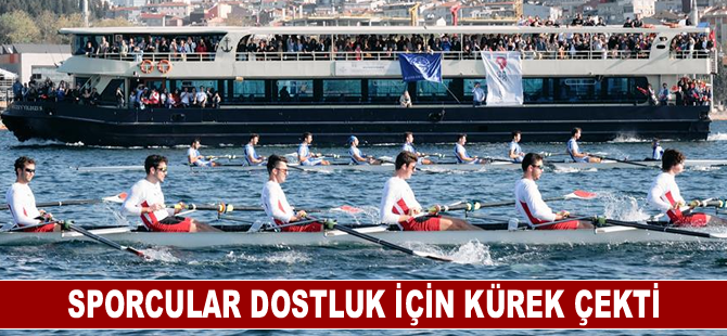 Genç sporcular Cumhuriyet'in 100. yılında dostluk için kez kürek çekti