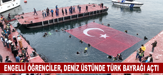 Engelli öğrenciler, deniz üstünde Türk bayrağı açtı