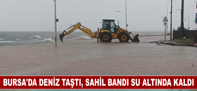 Sağanak nedeniyle deniz taştı, sahil bandı su altında kaldı