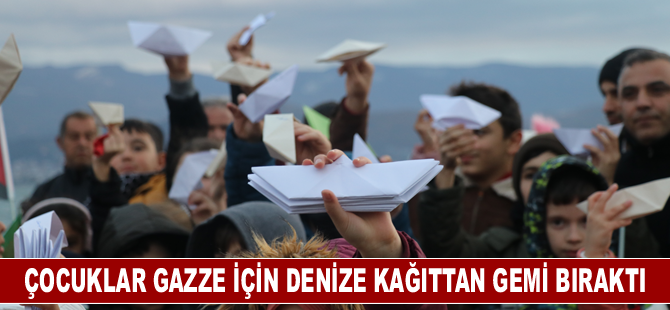 Çocuklar Gazze'deki akranları için denize kağıttan gemi bıraktı