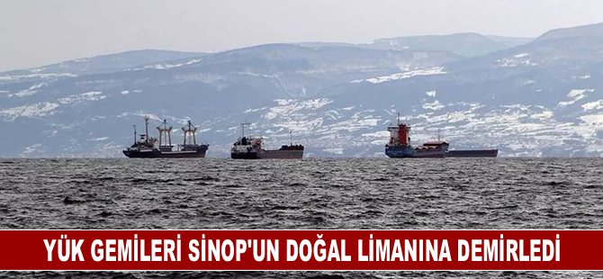 Yük gemileri Sinop'un doğal limanına demirledi