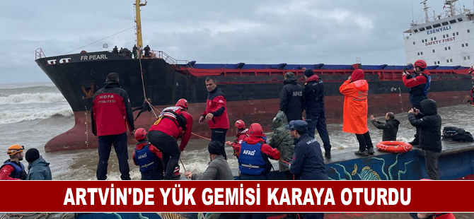 Artvin'de yük gemisi karaya oturdu