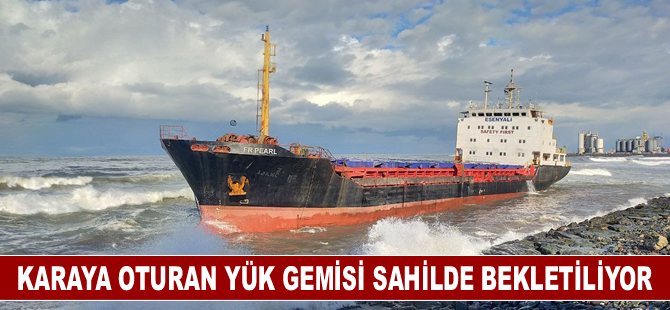 Karaya oturan yük gemisi sahilde bekletiliyor