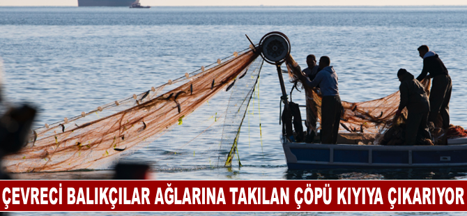 Çevreci balıkçılar ağlarına takılan çöpü kıyıya çıkarıyor