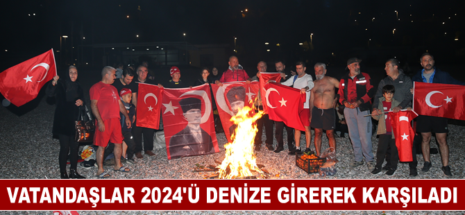 Vatandaşlar 2024'ü denize girerek karşıladı