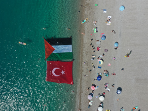 Antalya'da dalgıçlar denizde Filistin ve Türk bayrağı açtı