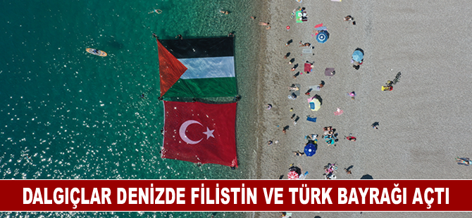 Antalya'da dalgıçlar denizde Filistin ve Türk bayrağı açtı