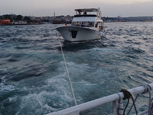 İstanbul Boğazı’nda sürüklenen tekne kurtarıldı