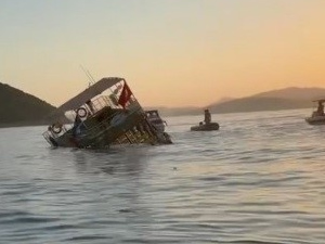 Kuşadası’nda tur teknesi battı!