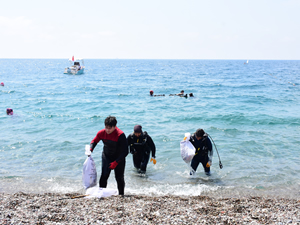 Antalya'da deniz ve kıyılarda plastik kirliliğiyle mücadeleye dikkat çekiliyor