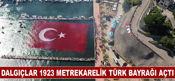 Kocaeli'de dalgıçlar 1923 metrekarelik Türk bayrağı açtı