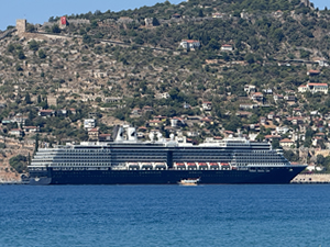 Hollanda bayraklı "Oosterdam" kruvaziyeri Alanya Limanı'na demirledi