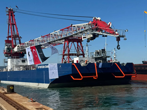 IB Pontoon Crane suya indirildi