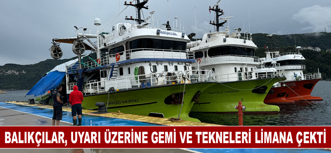 Balıkçılar, fırtına uyarısı üzerine gemi ve tekneleri limana çekti