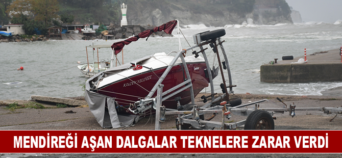 Mendireği aşan dalgalar teknelere zarar verdi