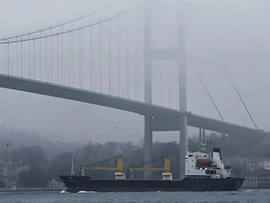 İstanbul Boğazı'ndaki gemi trafiği arızalanan yük gemisi nedeniyle askıya alındı