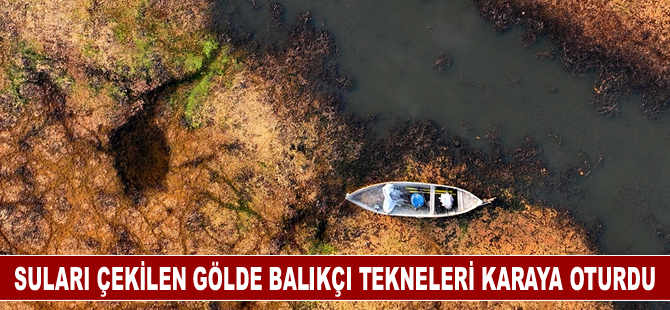 Suları çekilen gölde balıkçı tekneleri karaya oturdu