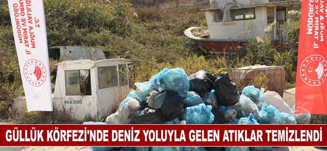 Güllük Körfezi'nde deniz yoluyla gelen atıklar temizlendi