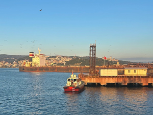 Zonguldak'ta karaya oturan kargo gemisi yeniden yüzdürüldü