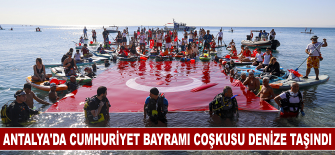 Antalya'da Cumhuriyet Bayramı coşkusu denize taşındı