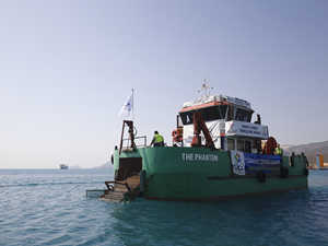 Mersin Körfezi'nde deniz yüzeyinde biriken atıklar toplandı