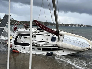 Bodrum'da yelkenli tekne karaya oturdu