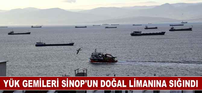 Yük gemileri Sinop'un doğal limanına sığındı