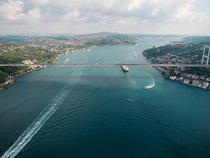 İstanbul Boğazı'nda gemi trafiği askıya alındı: 2 kardeş aranıyor