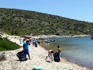 Çeşme Koyları'nda kıyı ve deniz temizliği yapıldı