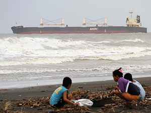 M/V ALAM MANIS, Filipinlerin kuzey batısında karaya oturdu