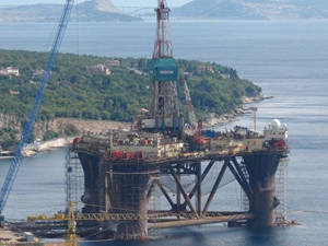 Saipem'e ait SCARABEO 4 isimli sondaj platformu, Aliağa'da sökülmeye başlandı