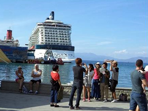 Barış Gemisi Kuşadası'na demirledi