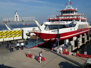 İstanbullines'a ait feribotun ön kapağı denize düştü