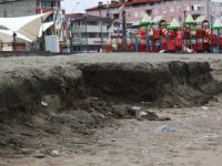 Kabaran deniz, mavi bayraklı plajda erozyona neden oldu