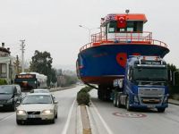 Tır arıza yaptı, balık yemleme gemileri karaya oturdu